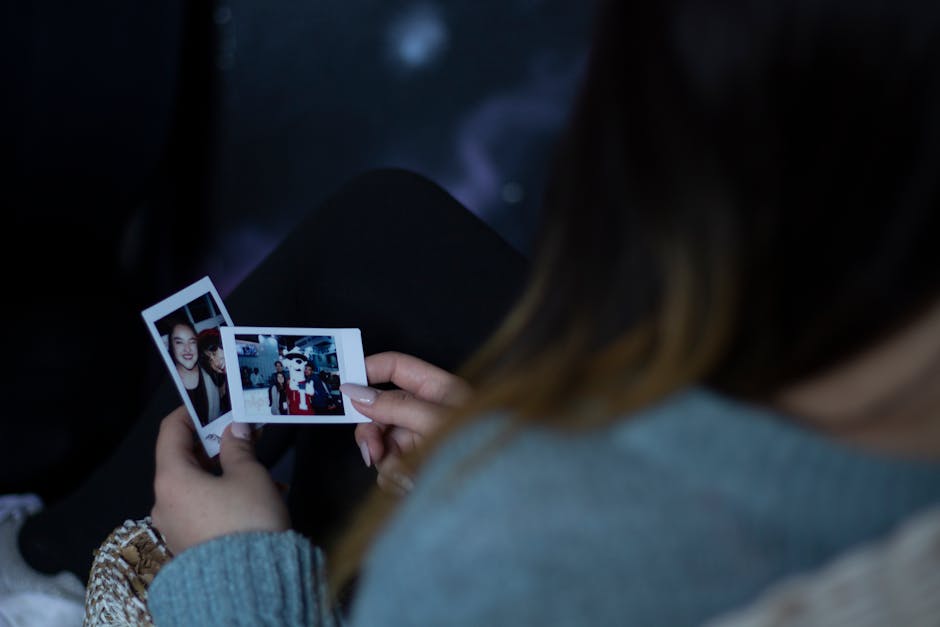 Erinnerungen, Frau, Die Zwei Fotos Hält,